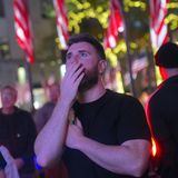 Auch dieser Harris-Anhänger in New York scheint entsetzt über die Entwicklung der Wahlergebnisse