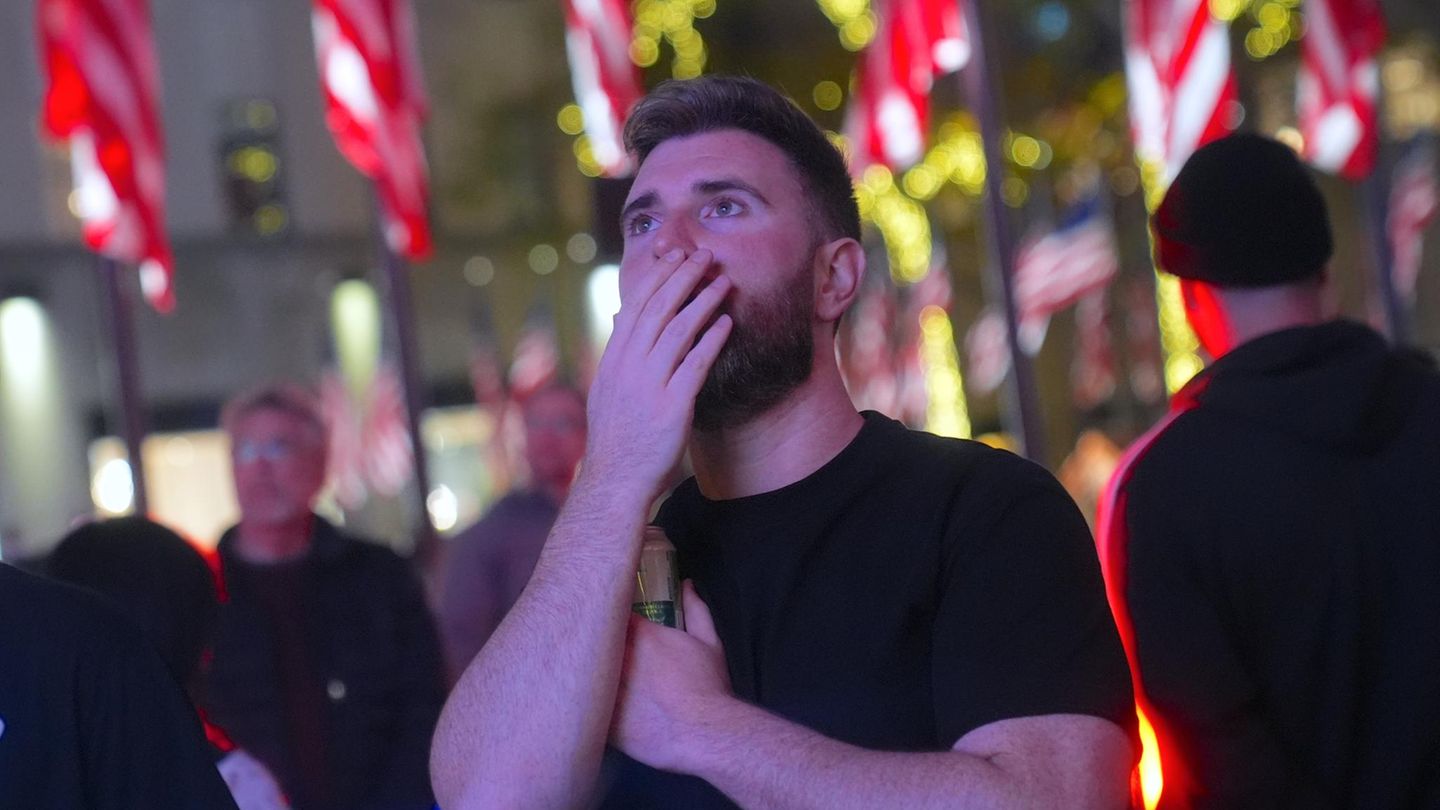 Auch dieser Harris-Anhänger in New York scheint entsetzt über die Entwicklung der Wahlergebnisse
