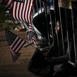 Noch schwenkt sie die US-Flagge, ihr Blick ist aber schon leer