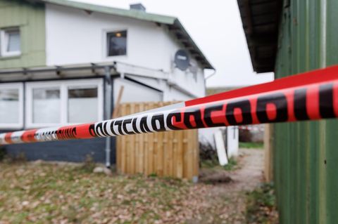 Die Polizei hat den grausigen Fundort in Schleswig-Holstein abgesperrt
