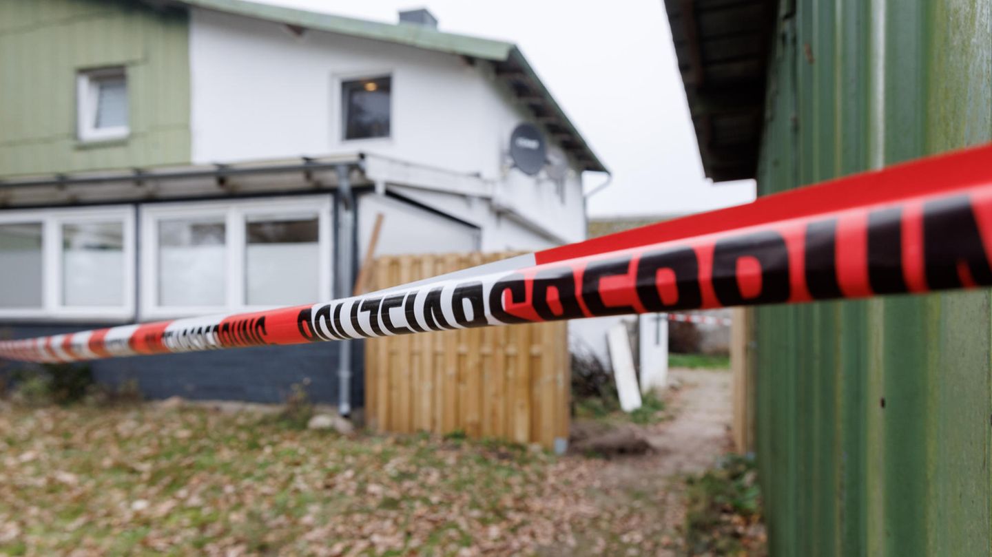 Die Polizei hat den grausigen Fundort in Schleswig-Holstein abgesperrt