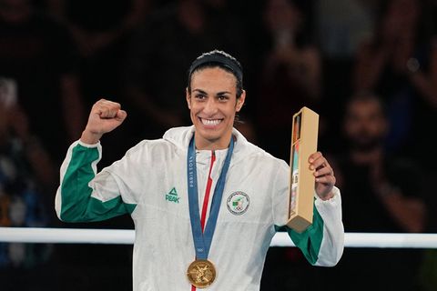 Boxerin Imane Khelif strahlt mit Goldmedaille um den Hals