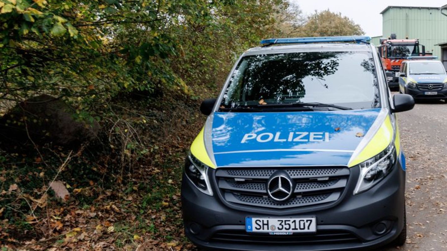 Polizeikräfte sperrten den Fundort am Mittwoch ab. Foto: Markus Scholz/dpa