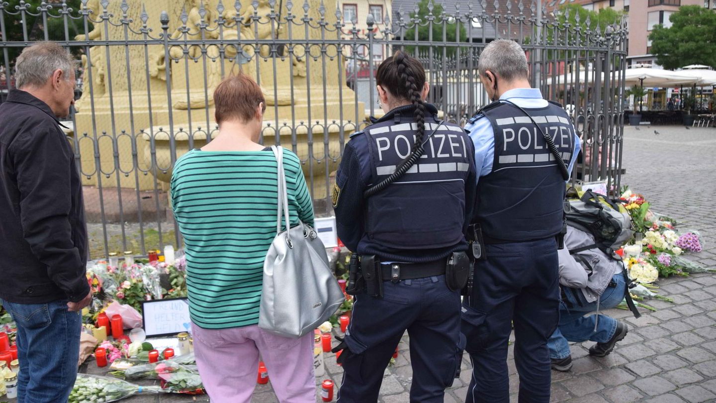 Anwohner und Polizisten trauerten nach dem brutalen Angriff auf dem Marktplatz in Mannheim