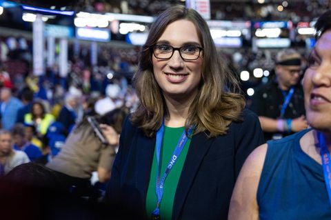 Sarah McBride im Publikum beim Parteitag der Dmokraten