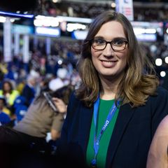 Sarah McBride im Publikum beim Parteitag der Dmokraten