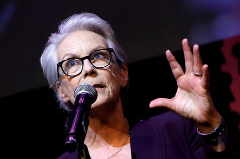 Schauspielerin Jamie Lee Curtis vor einem Mikrofon