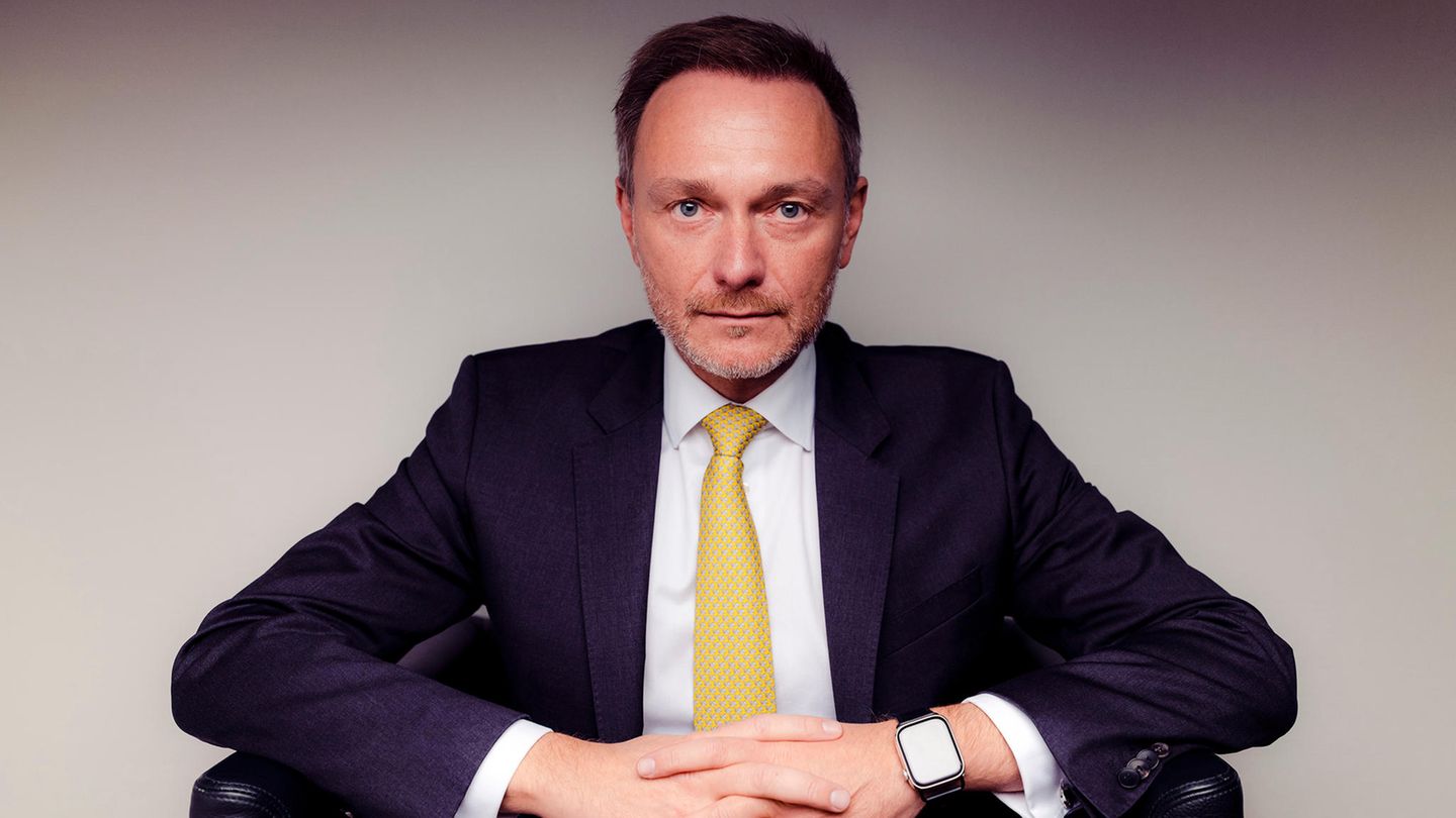 Christian Lindner blickt in eine Kamera Christian Lindner blickt in eine Kamera