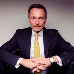 Christian Lindner blickt in eine Kamera