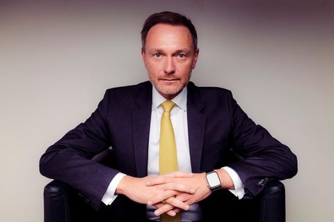 Christian Lindner blickt in eine Kamera