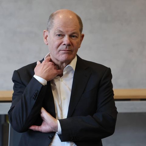 Bundeskanzler Olaf Scholz hat die Vertrauensfrage für den 15. Januar angekündigt: Hier kratzt er sich am Hals