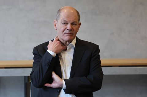 Bundeskanzler Olaf Scholz hat die Vertrauensfrage für den 15. Januar angekündigt: Hier kratzt er sich am Hals