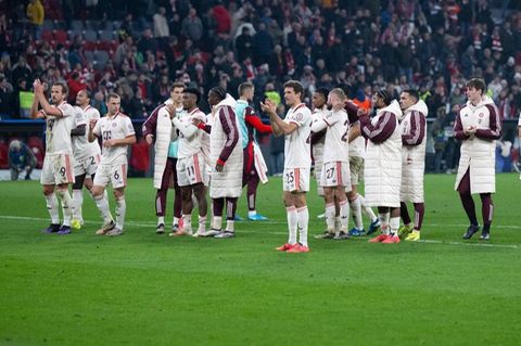 Die Bayern-Profis feierten ihren wichtigen Sieg nur verhalten vor ihren Fans.