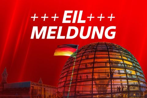 Die Kuppel des Deutschen Bundestages auf rotem Hintergrund