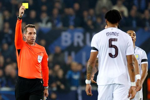 Schiedsrichter Tobias Stieler zeigt Aston Villas Tyrone Mings im Champions-League-Spiel gegen Brügge die Gelbe Karte