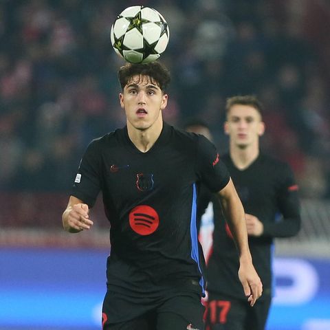 Pau Cubarsí vom FC Barcelona spielt den Ball