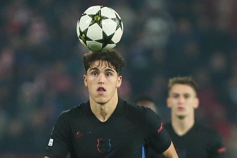 Pau Cubarsí vom FC Barcelona spielt den Ball