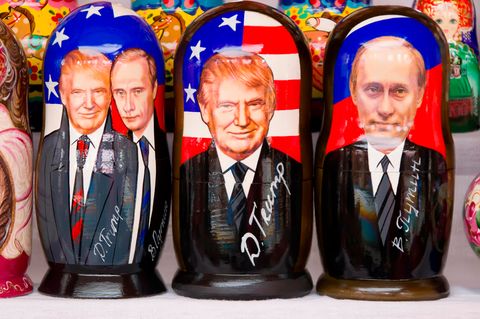 Die Porträts von Donald Trump und Wladimir Putin auf Matrjoschkas