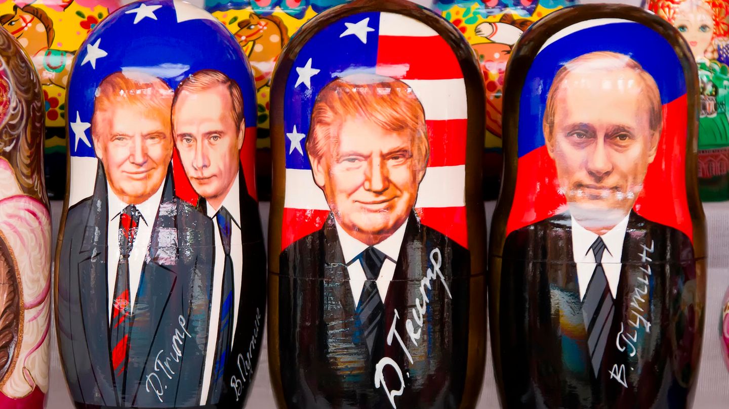 Die Porträts von Donald Trump und Wladimir Putin auf Matrjoschkas Die Porträts von Donald Trump und Wladimir Putin auf Matrjoschkas