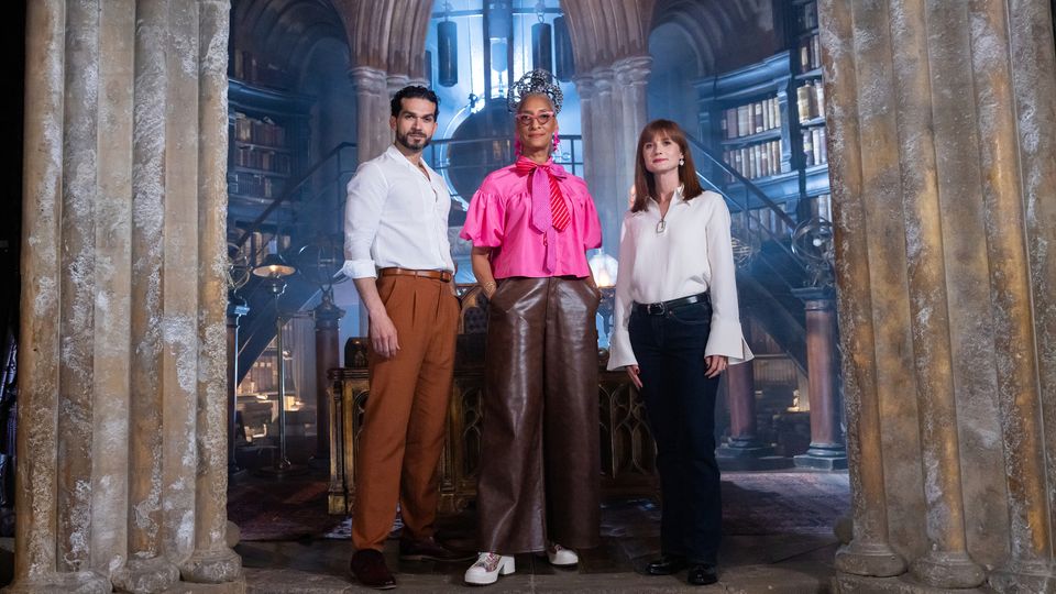 Bonnie Wright (Ginny Weasley) schließt sich den Richtern Jozef Youssef und Carla Hall am Set von Dumbledores Büro an