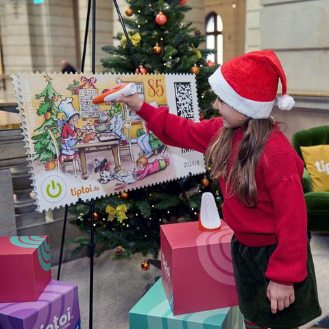 Deutsche Post: Kinder probieren eine interaktive Weihnachtsbriefmarke aus