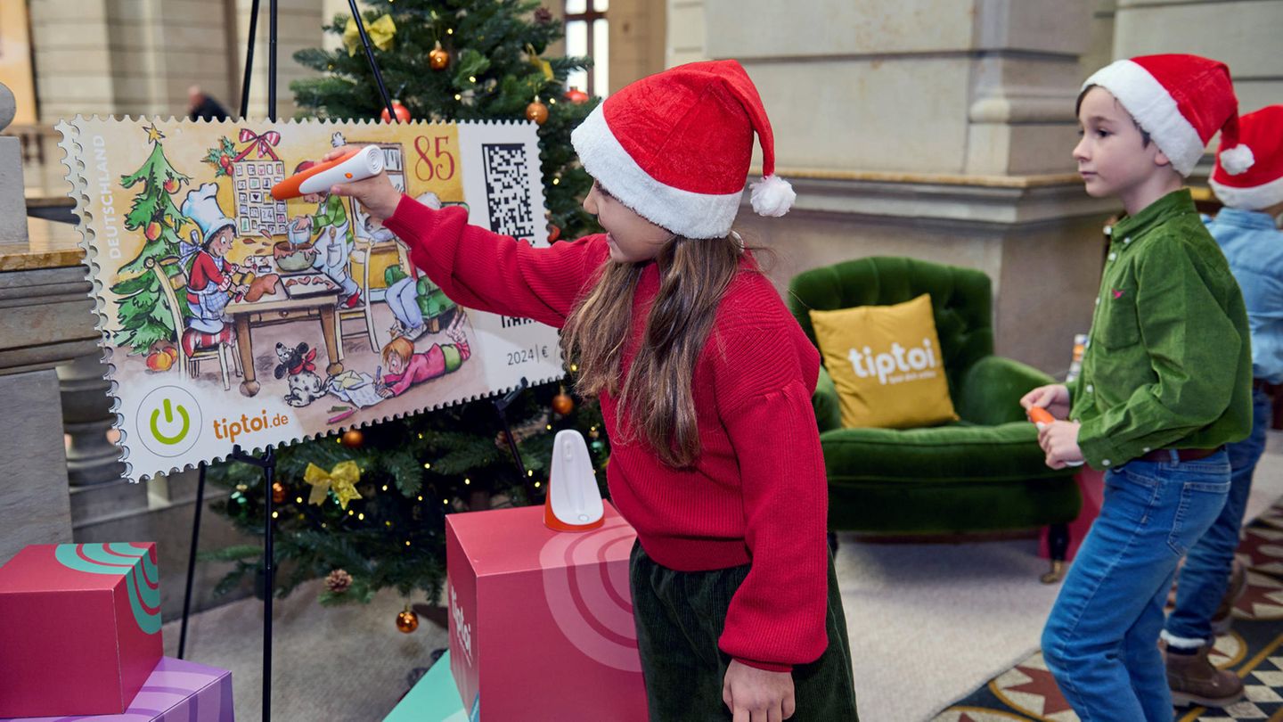 Deutsche Post: Kinder probieren eine interaktive Weihnachtsbriefmarke aus