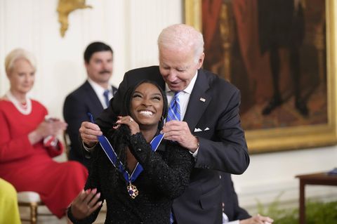 Simone Biles und Joe Biden