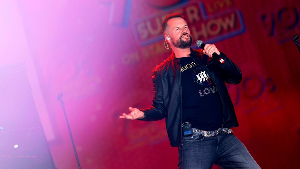 Mit der Boyband "Caught in the Act" feierte Lee Baxter in den 80er Jahren Mega-Erfolge. Auch heute steht er wieder auf der Bühne – und das verdankt er vor allem einer Person. 
