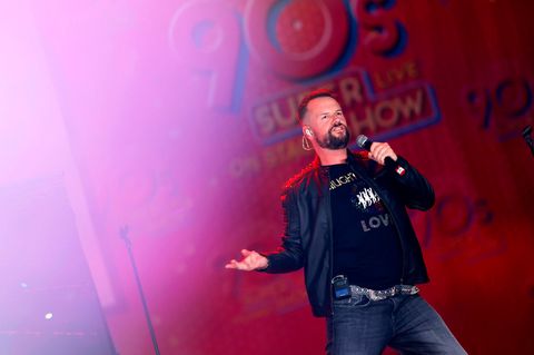 Mit der Boyband "Caught in the Act" feierte Lee Baxter in den 80er Jahren Mega-Erfolge. Auch heute steht er wieder auf der Bühne – und das verdankt er vor allem einer Person. 