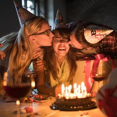 Der stern zeigt Ideen für die Geburtstagsfeier von Erwachsenen im Winter.