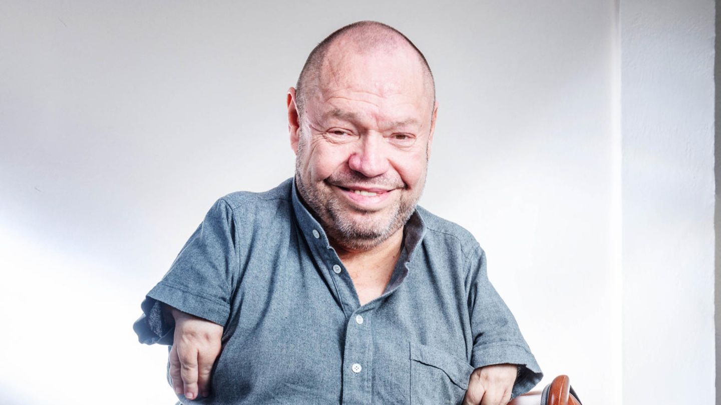 Musiker Thomas Quasthoff sitzt auf einem Stuhl