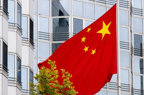 Die Flagge von China weht vor der Botschaft der Volksrepublik in Berlin