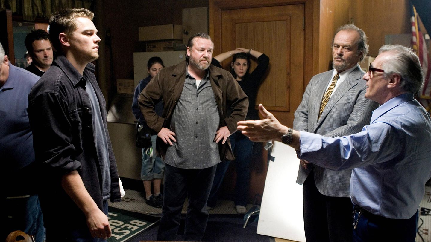 Marty ist sein Mann Leonardo DiCaprio erhält Regieanweisungen von Martin Scorsese beim Dreh von "The Departed"