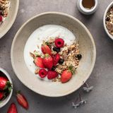 Osteoporose vorbeugen: Kalziumreiche Lebensmittel wie Milchprodukte