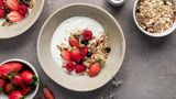 Osteoporose vorbeugen: Kalziumreiche Lebensmittel wie Milchprodukte
