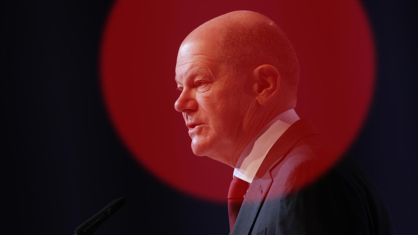 Olaf Scholz mit rotem Lichtfleck über dem Kopf Olaf Scholz mit rotem Lichtfleck über dem Kopf