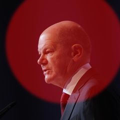 Olaf Scholz mit rotem Lichtfleck über dem Kopf