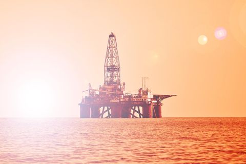 Eine Bohrinsel steht im Kaspischen Meer vor Aserbaidschan, wo die COP29 stattfinden wird