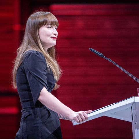 Heidi Reichinnek steht hinter dem Rednerpult