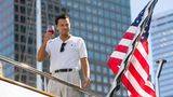 DiCaprio als Börsenmakler in "The Wolf of Wall Street". Er steht auf einer Yacht, einen Drink in der Hand