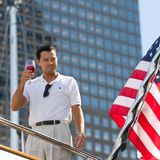 DiCaprio als Börsenmakler in "The Wolf of Wall Street". Er steht auf einer Yacht, einen Drink in der Hand