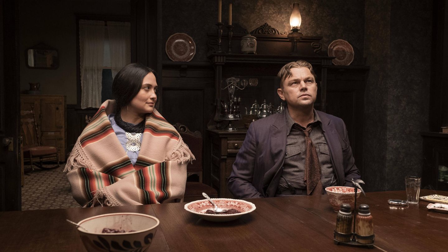 Amerikanische Geschichte DiCaprio in dem Film "Killers of the Flower Moon", hier in einer Szene mit der indigenen Lily Gladstone