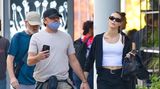 DiCaprio mit blauer Baseball-Cap und Freundin Vittoria Ceretti an der Hand durch Manhattan