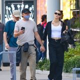 DiCaprio mit blauer Baseball-Cap und Freundin Vittoria Ceretti an der Hand durch Manhattan