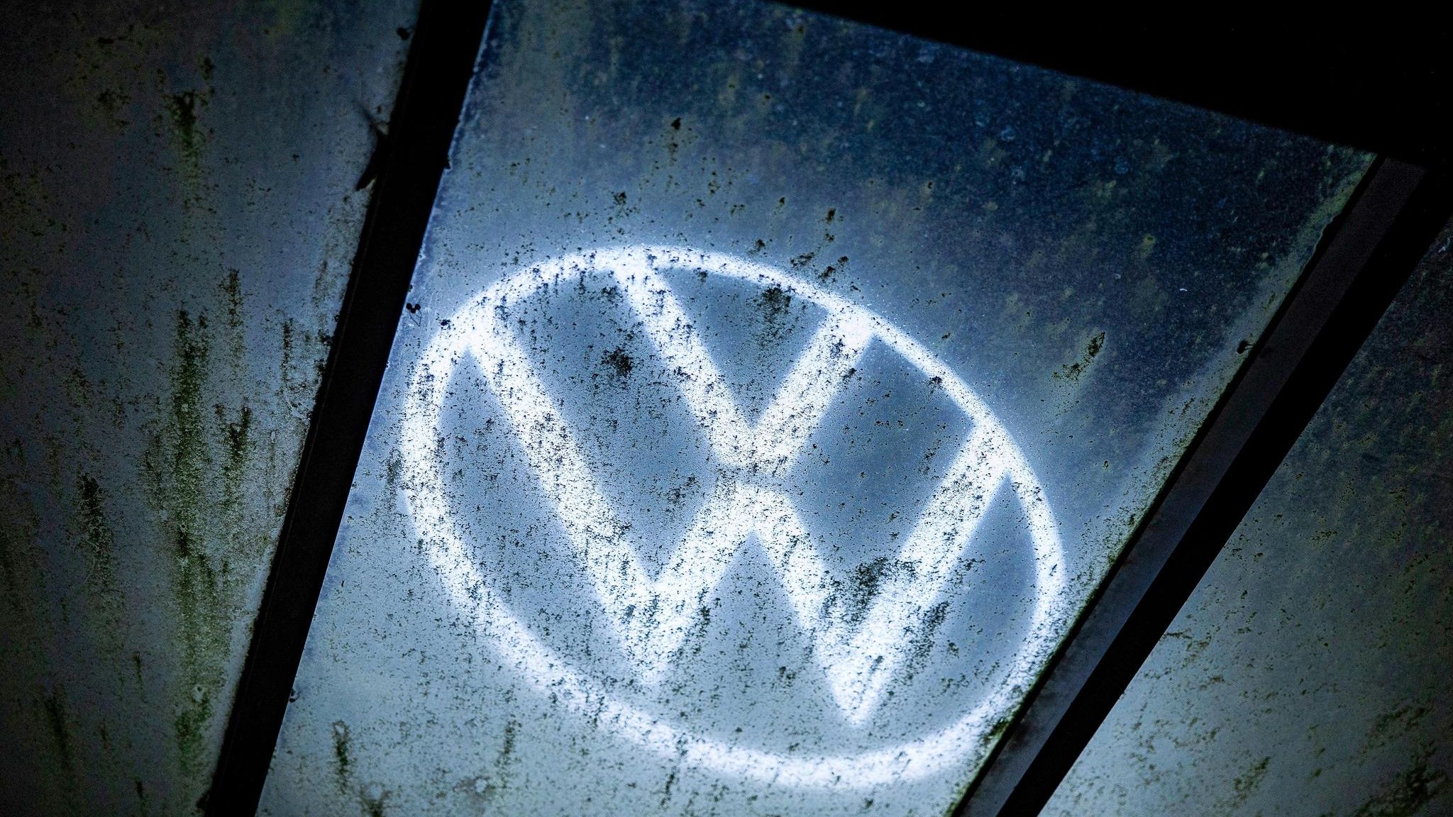 VW-Logo durch ein verschmutztes Glasdach VW-Logo durch ein verschmutztes Glasdach