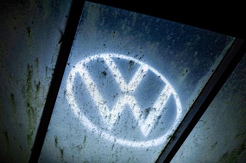 VW-Logo durch ein verschmutztes Glasdach