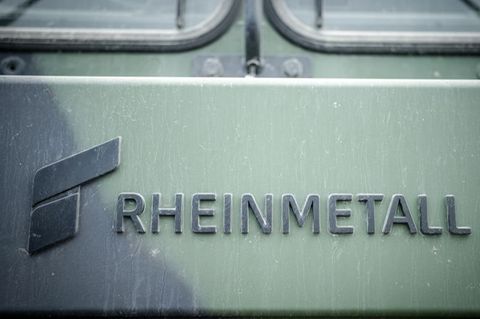 Das Logo des Rüstungskonzerns Rheinmetall an einem Fahrzeug der Bundeswehr bei der Nato-Übung Quadriga 2024. Foto: Kay Nietfeld/