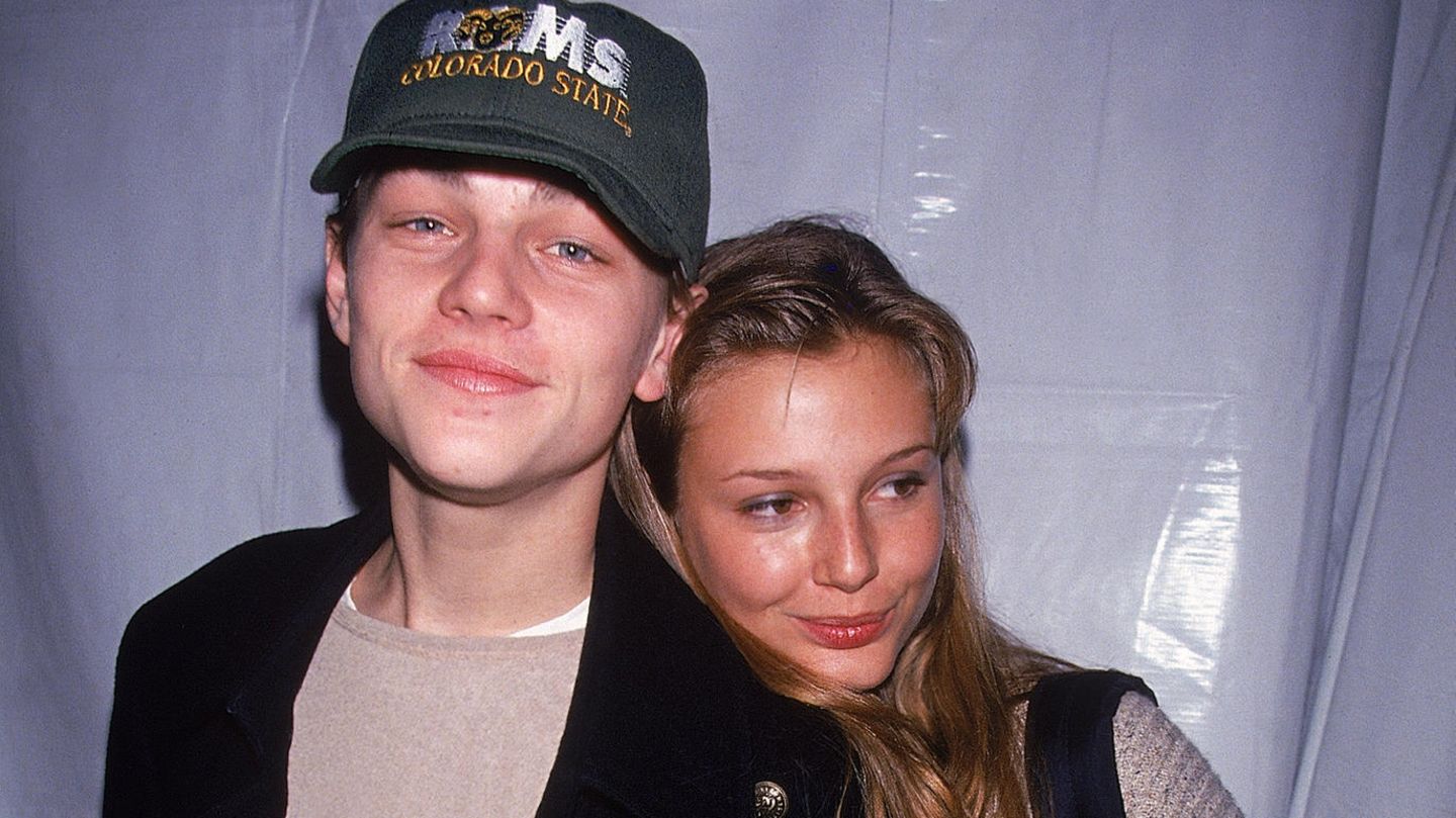 Die Modelära beginnt Der junge Leonardo DiCaprio mit seiner Freundin Bridget Hall, die sich an ihn schmiegt