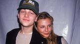 Der junge Leonardo DiCaprio mit seiner Freundin Bridget Hall, die sich an ihn schmiegt
