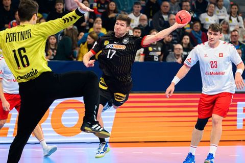 War bester deutscher Werfer beim Sieg der deutschen Handballer gegen die Schweiz: Lukas Zerbe Foto: Marco Wolf/dpa